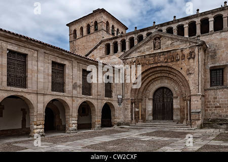 Collégiale de Santa Juliana de Santillana del Mar, l'un des monuments de style roman de la Cantabrie et est un Monument National de l'Espagne, Europe Banque D'Images