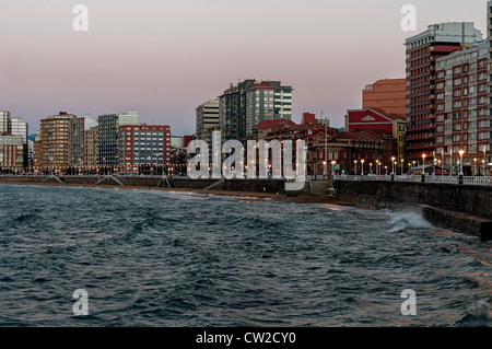 Vue de nuit de la promenade sur la plage de San Lorenzo, dans le village de Gijon, Principauté des Asturies, Espagne, Europe Banque D'Images