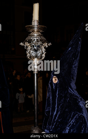 Frère pénitent de la confrérie de las Angustias avec une lampe d'argent à la procession de la Semaine Sainte dans la ville de Valladolid, Espagne, Europe. Banque D'Images