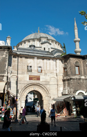 ISTANBUL, TURQUIE. Une vue de la mosquée Nuruosmaniye dans le bazar historique de la ville. 2012. Banque D'Images