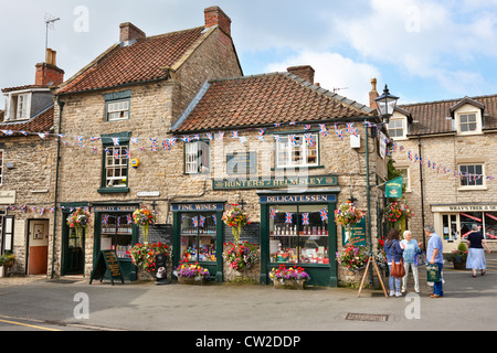 Les chasseurs d'Helmsley l'une des nombreuses boutiques qui entourent la place du marché de la ville de North Yorkshire Hemsley, Yorkshire du Nord Banque D'Images