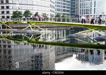 Pont de bateaux entre West India Quay et Canary Wharf, les Docklands, London England UK Banque D'Images