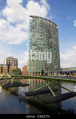 Pont de bateaux entre West India Quay et Canary Wharf, les Docklands, London England UK Banque D'Images