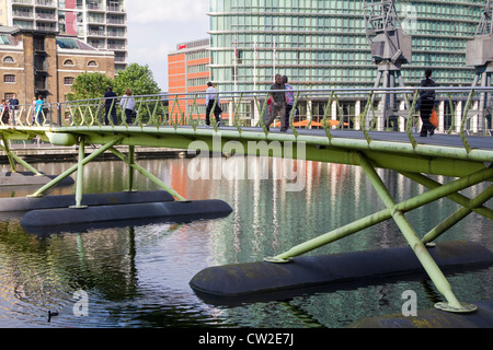 Pont de bateaux entre West India Quay et Canary Wharf, les Docklands, London England UK Banque D'Images