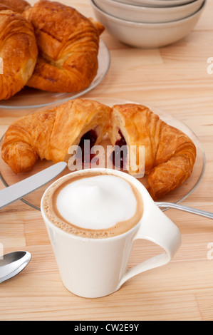 Des croissants frais et brioche française typique café petit-déjeuner traditionnel italien Banque D'Images