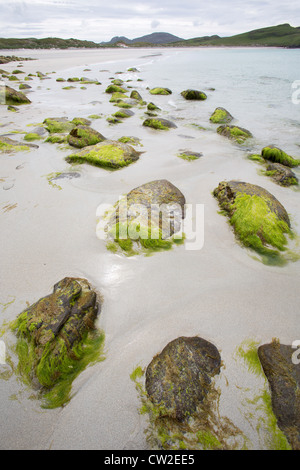 À l'île de Vatersay, en Écosse. Vue pittoresque de Bagh Siar plage et dunes de sable sur la côte ouest de l'île de Vatersay. Banque D'Images