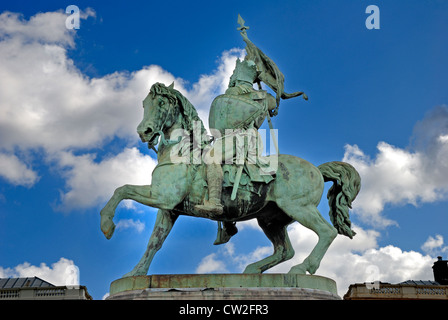 Bruxelles, Belgique. La Place Royale. Statue (1848), Eugène Simonis : Godefroy de Bouillon, élever le niveau de la première croisade Banque D'Images