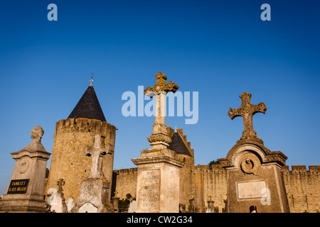 Croix finement sculptés et monuments de cimetière dans la vieille ville fortifiée de Carcassonne, France, site du patrimoine mondial de l'UNESCO Banque D'Images