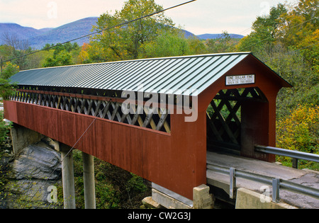 Vue d'automne du pont couvert historique de Chiselville, pont couvert d'un dollar, Suderland, comté de Bennington, Vermont, Nouvelle-Angleterre automne Banque D'Images