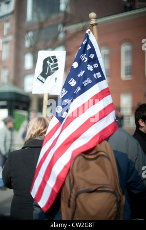 Battant pavillon américain citoyens en protestation à Boston Massachusetts USA Banque D'Images