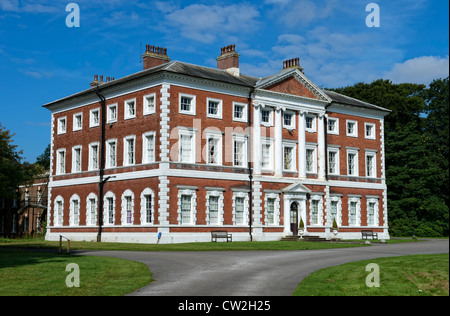 La vue de face de l'impressionnant Lytham Hall, un bâtiment classé Grade 1 à Lytham, Lancashire, Royaume-Uni Banque D'Images