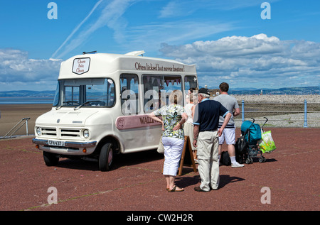 Les gens d'acheter des glaces à partir d'un ice cream van sur la promenade de Morecambe, Lancashire Banque D'Images