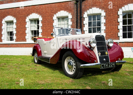 Classic vintage rouge et de crème hillman motor car à un salon de voitures à lytham hall à Lytham, Lancashire Banque D'Images