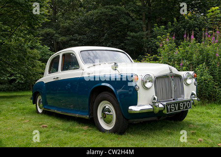Bleu et crème classic vintage automobile rover 90 dans un salon de voitures à lytham hall à Lytham, Lancashire Banque D'Images