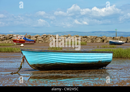 Bateau à rames en bois ancien bleu par le jusant échoués dans la baie de Morecambe, Lancashire Banque D'Images