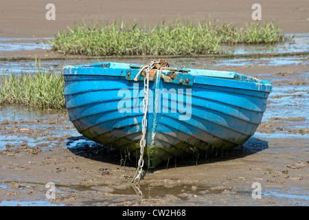 Bateau à rames en bois ancien bleu par le jusant échoués dans la baie de Morecambe, Lancashire Banque D'Images