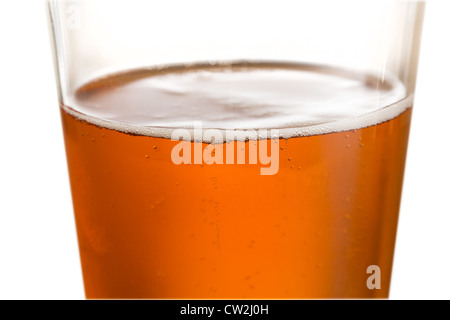 Verre de bière lager ou macro avec l'accent sur la surface des bulles autour Banque D'Images