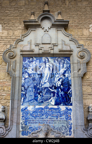 Carrelage en céramique Azulejo représentant la Vierge Marie avec les saints et les angelots sur un mur de l'église San Francisco à Cordoba, en Espagne. Banque D'Images