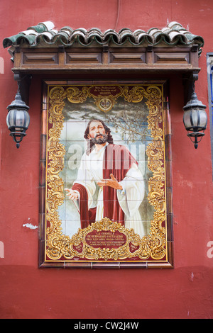 Un carrelage en céramique Azulejo représentant Jésus Christ sur un mur de l'église de San Francisco, Compas de San Francisco, Cordoba, Espagne. Banque D'Images