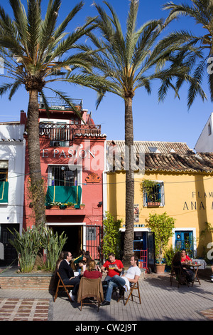 Groupe d'amis assis à la table à café Plaza Santo Cristo à Marbella, Espagne. Banque D'Images