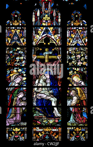 Kortrijk, Belgique. Sint Maartenskerk / l'église St Martin. Vitrail. Marie avec Jésus le Christ après la crucifixion Banque D'Images