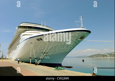 Bateau de croisière amarré port de Kusadasi Turquie mer Egéé Mer Méditerranée Banque D'Images