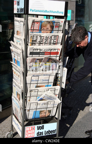 Berlin, Zeitungsstaender avec différents titres de journaux Banque D'Images