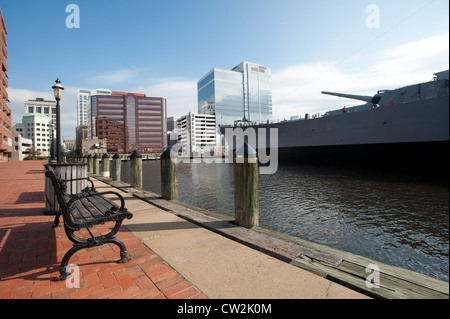 Bâtiment de guerre et accoster dans le port de Norfolk, VA Banque D'Images
