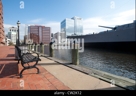 Bâtiment de guerre et accoster dans le port de Norfolk, VA Banque D'Images