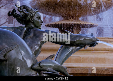 Close up detail de sirène et dauphins de bronze statue dans la fontaine, Trafalgar Square, Londres Banque D'Images