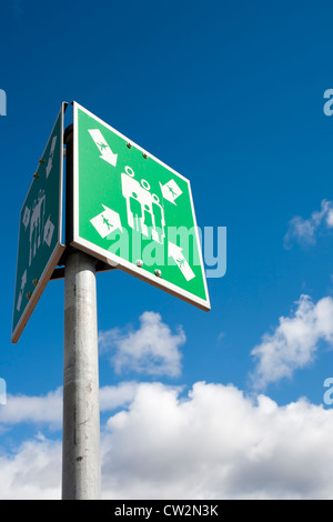 Meeting point sign against blue sky Banque D'Images