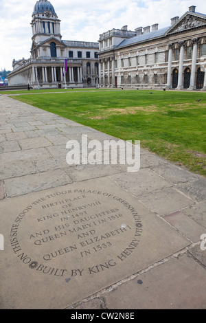 Site de pierre commémorant le palais Tudor à l'Old Royal Naval College, Greenwich, London, UK. Banque D'Images