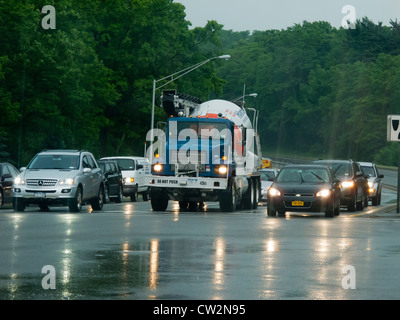 Jour de pluie sur la route, le trafic attacher, Fairport NY USA Banque D'Images