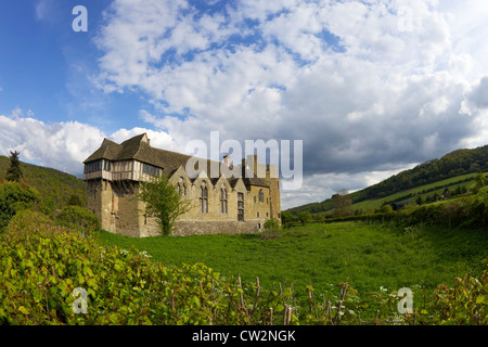 Stokesay Castle manoir médiéval fortifié au soleil du printemps, Shropshire, Angleterre, Royaume-Uni, UK, FR, Grande-Bretagne, B Banque D'Images
