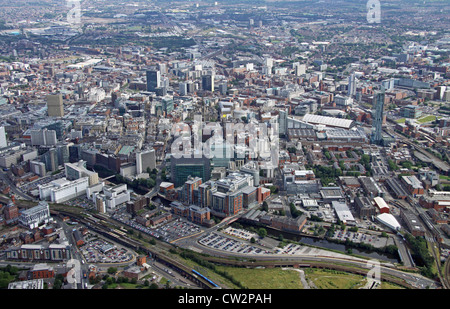 Vue aérienne de Manchester du nord-ouest à la recherche de l'autre côté de la rivière Irwell avec A34 New Quay Street en premier plan Banque D'Images