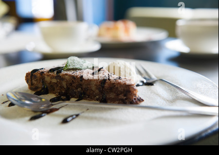 Morceau de tarte au chocolat avec boule de glace vanille Banque D'Images