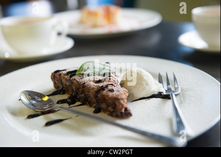 Morceau de tarte au chocolat avec boule de glace vanille Banque D'Images