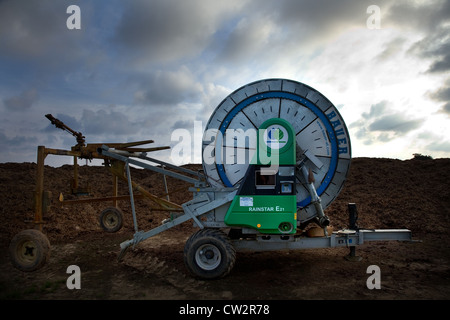 Bauer enrouleur de tuyau à la lisière d'un champ (pointe) avec ciel bleu à Norfolk, UK Banque D'Images