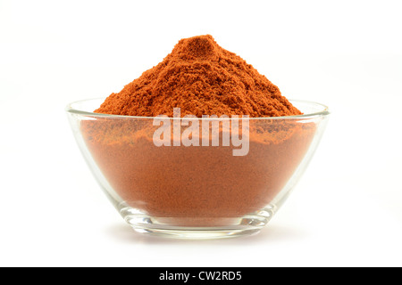 Petit plat avec du poivre de cayenne isolated on white Banque D'Images