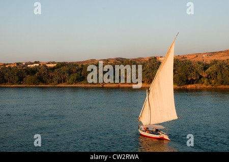 Bateau à voile sur le Nil entre Louxor et Assouan en Egypte Banque D'Images