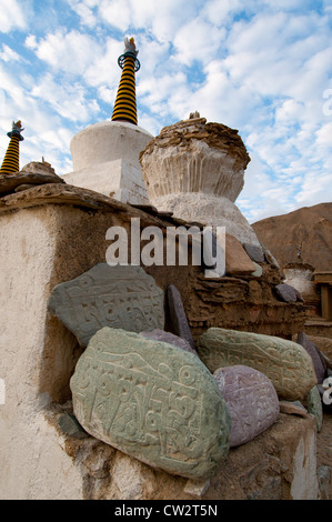 Chortens et sculpté la prière pierres sous un ciel bleu avec des nuages blancs au monastère de Lamayuru au Ladakh, Inde Banque D'Images