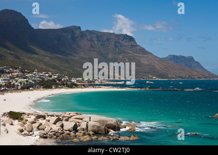 Camps Bay longue étendue de plage , banlieue de la ville du Cap, Afrique du Sud Banque D'Images