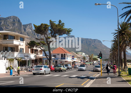 Victoria Road, Camps Bay Resort Ville côtière et riches, banlieue de la ville du Cap, Afrique du Sud Banque D'Images