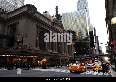 Dawn voir Grand Central Terminal, Hyatt Hotel, Chrysler Building, taxis jaunes, East 42nd Street à Vanderbilt Avenue, New York Banque D'Images