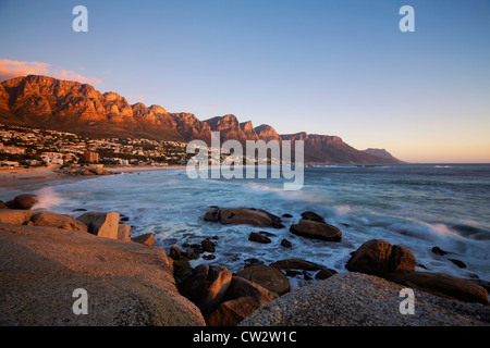 La plage de Camps Bay avec l'avis des Douze Apôtres mountain range.cap.Afrique du Sud Banque D'Images