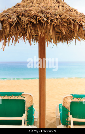 Toit palapa parapluie de plage au Cap vert sal Banque D'Images