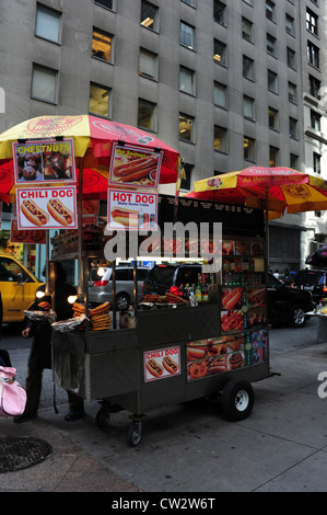 Snack-calage, rouge jaune, avec des parapluies, vente de hot-dogs, des bretzels, des aliments kasher, West 46th Street at 5th Avenue, New York Banque D'Images