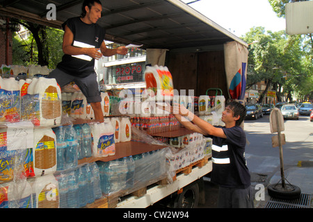 Mendoza Argentina,Avenida San Juan,camion de livraison,distribution au détail,eau embouteillée,boissons non alcoolisées boissons travail physique,décharger,commis de stock,Hispa Banque D'Images