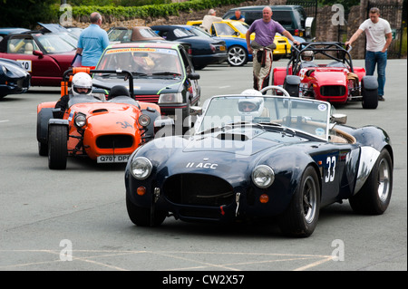 Voitures de sport dans les enclos à Loton Park Hill Climb, Shropshire, août 2012. Banque D'Images