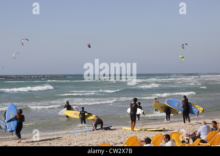 Avec des planches de surf avec kite-surf en arrière-plan, Tel Aviv, Israël Banque D'Images